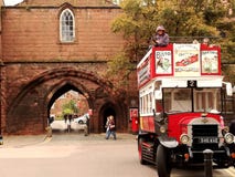 Um ônibus nas paredes de Chester imagens de stock Um ônibus nas paredes de Chester imagens de stock