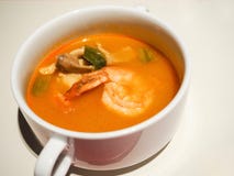 Uma bacia de Tom Yum Goong fotos de stock Uma bacia de Tom Yum Goong fotos de stock