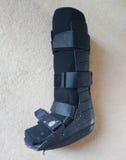 Uma bota preta, um molde ou uns calçados ortopédicos ou médicos fotografia de stock Uma bota preta, um molde ou uns calçados ortopédicos ou médicos fotografia de stock