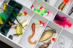 Uma caixa de equipamento do pescador com atrações e engrenagem. foto de stock Uma caixa de equipamento do pescador com atrações e engrenagem. foto de stock