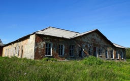 Uma casa do abandono no norte de Rússia imagens de stock royalty free Uma casa do abandono no norte de Rússia imagens de stock royalty free