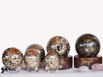 Uma coleção das bolas de pedra do mármore e da pirite com os calços bonitos da cor e do brilho, é apresentada na composiçã fotografia de stock royalty free Uma coleção das bolas de pedra do mármore e da pirite com os calços bonitos da cor e do brilho, é apresentada na composiçã fotografia de stock royalty free