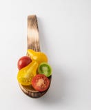 Uma colher de madeira com tomates foto de stock Uma colher de madeira com tomates foto de stock