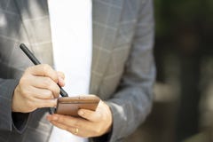 Uma comunica??o avan?ada faz transa??es f?ceis com sistemas sociais dos trabalhos em rede imagens de stock Uma comunica??o avan?ada faz transa??es f?ceis com sistemas sociais dos trabalhos em rede imagens de stock