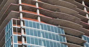 Uma construção alta nova da elevação sob a construção imagens de stock Uma construção alta nova da elevação sob a construção imagens de stock