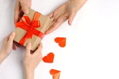 Uma criança dá um presente a uma avó com amor fotos de stock Uma criança dá um presente a uma avó com amor fotos de stock