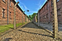 Uma das ruas de Auschwitz-Birkenau horrível em Auschwitz fotografia de stock royalty free Uma das ruas de Auschwitz-Birkenau horrível em Auschwitz fotografia de stock royalty free