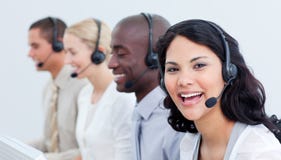 Uma equipe diversa do negócio que fala em auriculares