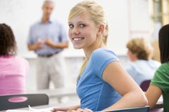 Uma estudante em uma classe de High School foto de stock royalty free Uma estudante em uma classe de High School foto de stock royalty free