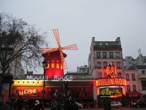 Uma exposição de nivelamento das luzes do vermelho de Moulin em Paris fotos de stock Uma exposição de nivelamento das luzes do vermelho de Moulin em Paris fotos de stock