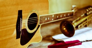 Uma faixa que escreve e que tenta melodias novas, sonoridades novas fotografia de stock Uma faixa que escreve e que tenta melodias novas, sonoridades novas fotografia de stock