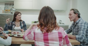 Uma família grande carismática tem uma estadia do almoço que come junto o alimento saudável e que passa o tempo de surpresa junto vídeos de arquivo Uma família grande carismática tem uma estadia do almoço que come junto o alimento saudável e que passa o tempo de surpresa junto vídeos de arquivo