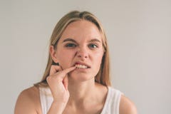 Uma foto horizontal de uma mulher preocupada nova na camisa quadriculado que sofre da dor de dente forte e que toca em seu morden fotos de stock royalty free Uma foto horizontal de uma mulher preocupada nova na camisa quadriculado que sofre da dor de dente forte e que toca em seu morden fotos de stock royalty free
