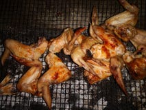 Uma grade do assado é um dispositivo de que cozinhe o alimento aplicando o calor de baixo Há diversas variedades de grades, com a foto de stock Uma grade do assado é um dispositivo de que cozinhe o alimento aplicando o calor de baixo Há diversas variedades de grades, com a foto de stock