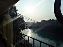 Uma ideia bonita do sol e da sua reflexão no rio imagens de stock Uma ideia bonita do sol e da sua reflexão no rio imagens de stock