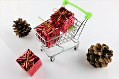 Uma imagem de um carrinho de compras com um presente - Natal do conceito imagens de stock Uma imagem de um carrinho de compras com um presente - Natal do conceito imagens de stock