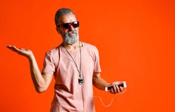 Uma imagem de um homem principal calvo idoso que escuta a música com fones de ouvido imagens de stock Uma imagem de um homem principal calvo idoso que escuta a música com fones de ouvido imagens de stock