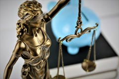 Uma imagem do conceito de uma escultura de justiça com livros e um leitão fotografia de stock Uma imagem do conceito de uma escultura de justiça com livros e um leitão fotografia de stock