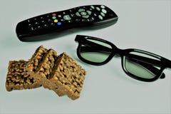 Uma imagem do conceito do televison de observação com vidros 3D e pipoca, petisco fotos de stock royalty free Uma imagem do conceito do televison de observação com vidros 3D e pipoca, petisco fotos de stock royalty free
