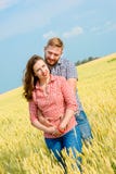 Uma jovem mulher bonita em um campo de trigo imagens de stock Uma jovem mulher bonita em um campo de trigo imagens de stock