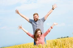 Uma jovem mulher bonita em um campo de trigo fotografia de stock royalty free Uma jovem mulher bonita em um campo de trigo fotografia de stock royalty free