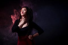 Uma jovem mulher com dreadlock fotografia de stock royalty free Uma jovem mulher com dreadlock fotografia de stock royalty free