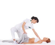 Uma jovem mulher que obtem uma massagem tailandesa tradicional imagem de stock Uma jovem mulher que obtem uma massagem tailandesa tradicional imagem de stock