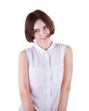 Uma jovem mulher tímida, romântica e brincalhão em uma blusa branca e com um sorriso consideravelmente encantador isolada em um c imagem de stock Uma jovem mulher tímida, romântica e brincalhão em uma blusa branca e com um sorriso consideravelmente encantador isolada em um c imagem de stock