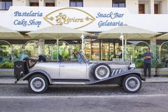 Uma limusina retro luxuoso de Beauford do cinza de prata estacionou fora de um hotel em Albuferia em Portugal foto de stock royalty free Uma limusina retro luxuoso de Beauford do cinza de prata estacionou fora de um hotel em Albuferia em Portugal foto de stock royalty free