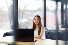 Uma menina agradável no escritório imagens de stock Uma menina agradável no escritório imagens de stock