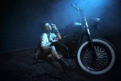 Uma menina bonita no estilo do steampunk imagem de stock Uma menina bonita no estilo do steampunk imagem de stock