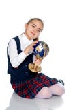 Uma menina está estudando o globo Imagens de Stock Royalty Free Uma menina está estudando o globo Imagens de Stock Royalty Free