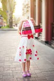 Uma menina guarda caixas com presentes foto de stock royalty free Uma menina guarda caixas com presentes foto de stock royalty free