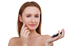Uma menina põe um creme cosmético sobre sua cara Isolado no fundo branco foto de stock Uma menina põe um creme cosmético sobre sua cara Isolado no fundo branco foto de stock