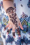 Uma menina que mostra o tatto tradicional da hena fotos de stock Uma menina que mostra o tatto tradicional da hena fotos de stock
