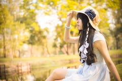Uma menina tailandesa asiática bonito está olhando no céu com esperança no natura fotos de stock Uma menina tailandesa asiática bonito está olhando no céu com esperança no natura fotos de stock