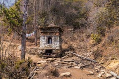 Uma mola sagrado na maneira ao monastério da montanha de Padjoding, Butão, os Himalayas fotografia de stock royalty free Uma mola sagrado na maneira ao monastério da montanha de Padjoding, Butão, os Himalayas fotografia de stock royalty free