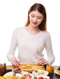 Uma moça, põe partes de banana sobre waffles belgas fotografia de stock Uma moça, põe partes de banana sobre waffles belgas fotografia de stock