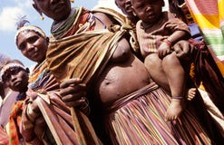 Uma mulher de Karamojong que mostra a escarificou a pele, Uganda fotos de stock Uma mulher de Karamojong que mostra a escarificou a pele, Uganda fotos de stock
