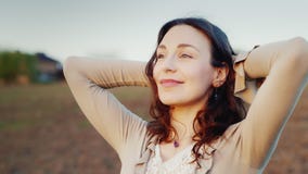 Uma mulher encontra um retrato do alvorecer Olha o sol de aumentação - um bom começo ao dia, ao otimismo e à saúde video estoque Uma mulher encontra um retrato do alvorecer Olha o sol de aumentação - um bom começo ao dia, ao otimismo e à saúde video estoque