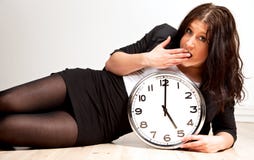Uma mulher Tired que prende um pulso de disparo imagens de stock Uma mulher Tired que prende um pulso de disparo imagens de stock