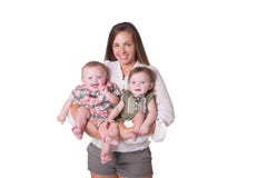 Uma mãe e seus gêmeos foto de stock Uma mãe e seus gêmeos foto de stock