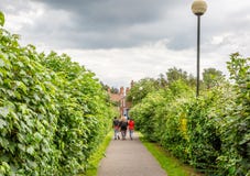 Uma m?e e suas duas crian?as andam com uma zona pedestre em Inglaterra foto de stock Uma m?e e suas duas crian?as andam com uma zona pedestre em Inglaterra foto de stock