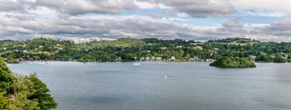 Uma opinião do panorama de um lago com natureza imagem de stock Uma opinião do panorama de um lago com natureza imagem de stock