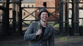 Uma opinião próxima do retrato um soldado alemão novo de riso Campo de concentração borrado no fundo Crime do Nazi da guerra de m video estoque Uma opinião próxima do retrato um soldado alemão novo de riso Campo de concentração borrado no fundo Crime do Nazi da guerra de m video estoque