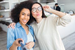 Uma outra imagem de dois amigos Estão fazendo o selfie A menina na camisa azul está guardando uma vara do selfie e está sorrindo foto de stock Uma outra imagem de dois amigos Estão fazendo o selfie A menina na camisa azul está guardando uma vara do selfie e está sorrindo foto de stock