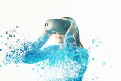 Uma pessoa em vidros virtuais voa aos pixéis A mulher com vidros da realidade virtual Conceito futuro da tecnologia foto de stock Uma pessoa em vidros virtuais voa aos pixéis A mulher com vidros da realidade virtual Conceito futuro da tecnologia foto de stock
