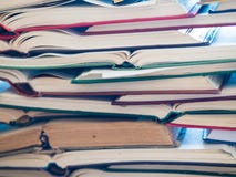 Uma pilha de livro aberto, encontrando-se na tabela Conceito do conhecimento e da educação foto de stock Uma pilha de livro aberto, encontrando-se na tabela Conceito do conhecimento e da educação foto de stock