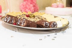 Uma placa deliciosa do chocolate mergulhou Cannoli foto de stock royalty free Uma placa deliciosa do chocolate mergulhou Cannoli foto de stock royalty free