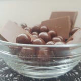 Uma pouca bacia do chocolate para a sobremesa imagem de stock Uma pouca bacia do chocolate para a sobremesa imagem de stock